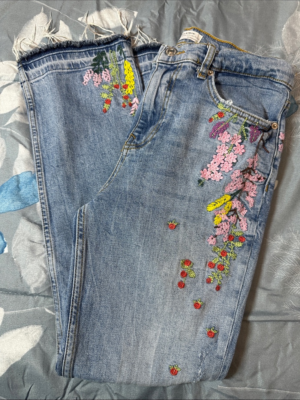 EUC Zara Light Blue Straight-Leg Jeans with Floral Embroidery Sz 6